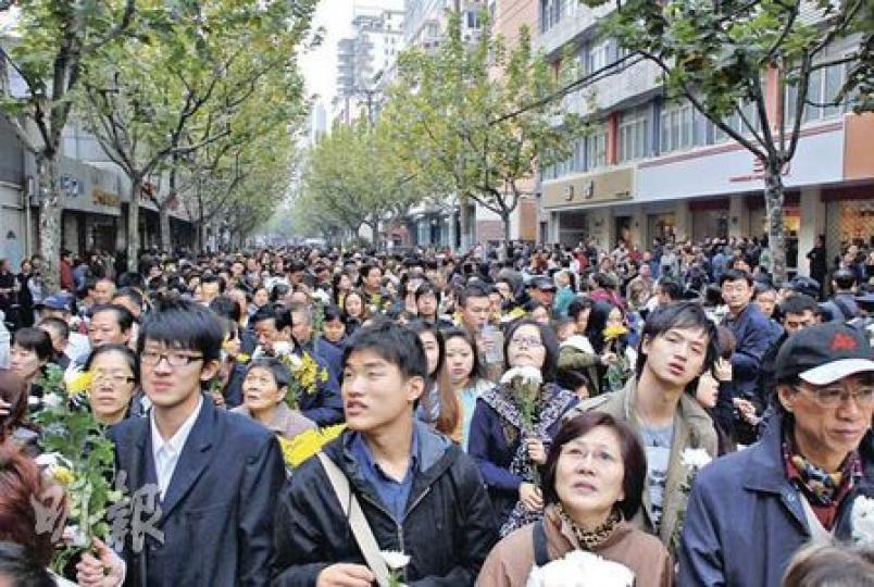 逾萬民眾昨日到靜安區高樓火災現場致祭,附近道路擠滿了前來弔唁的人。(明報記者攝) 逾萬民眾昨日到靜安區高樓火災現場致祭,附近道路擠滿了前來弔唁的人。(明報記者攝)