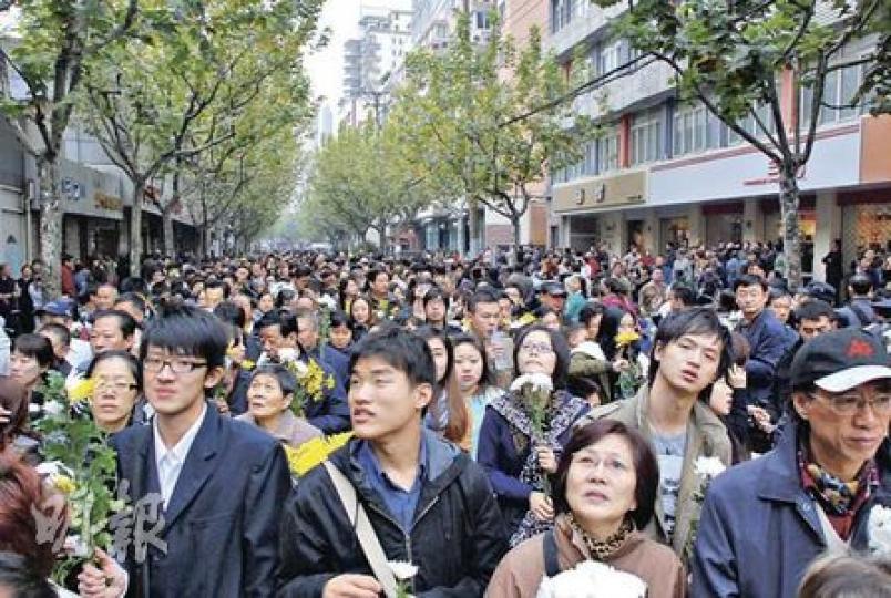 逾萬民眾昨日到靜安區高樓火災現場致祭，附近道路擠滿了前來弔唁的人。（明報記者攝）