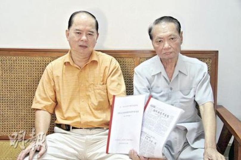 林育華（左）展示十多年來上訪的材料。他的同事王泰川（右）也被關押了數月。（麥俊攝）