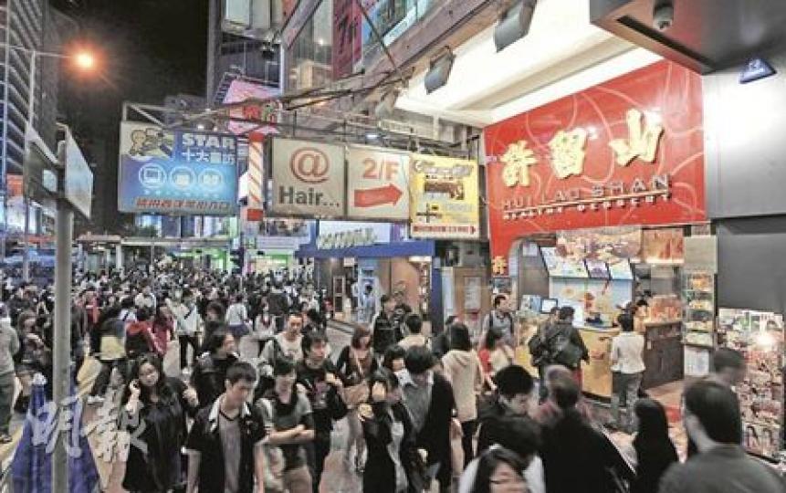 旺區舖租狂加之下,「許留山」甜品連鎖店稱有意在一些分店試行24小時營業,以補貼高昂的租金。圖為許留山其中一間營業至深夜的旺角分店。(余俊亮攝)旺角登打士街一帶舖租勁升,動輒月租逾10萬,雞蛋仔專門店老闆伍先生(圖)稱為打響名堂甘捱貴租,但會不斷推出新產品,如他手上的芝士薯蓉,以增加收入。(陳志偉攝) 旺區舖租狂加之下,「許留山」甜品連鎖店稱有意在一些分店試行24小時營業,以補貼高昂的租金。圖為許留山其中一間營業至深夜的旺角分店。(余俊亮攝)旺角登打士街一帶舖租勁升,動輒月租逾10萬,雞蛋仔專門店老闆伍先生(圖)稱為打響名堂甘捱貴租,但會不斷推出新產品,如他手上的芝士薯蓉,以增加收入。(陳志偉攝)