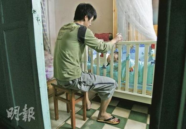 鍾先生一家三口蝸居深水埗唐樓,原打算買樓改善生活環境,但新打擊炒樓措施下銀行突收緊按揭成數,他要四出撲水支付突然增加的首期。(林振東攝) 鍾先生一家三口蝸居深水埗唐樓,原打算買樓改善生活環境,但新打擊炒樓措施下銀行突收緊按揭成數,他要四出撲水支付突然增加的首期。(林振東攝)
