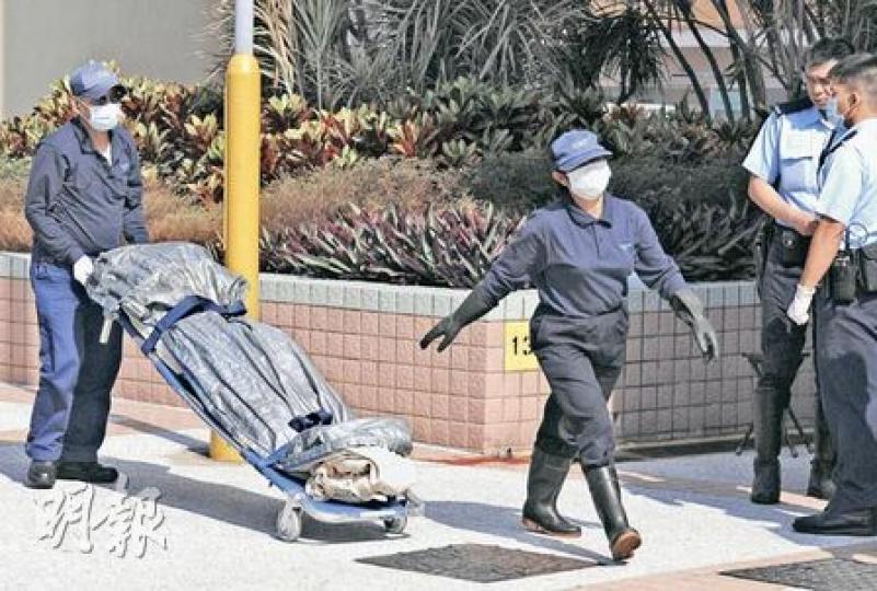 27歲小學女教師，因工作壓力在荔景邨跳樓身亡，成為近兩年第6名跳樓教師，警方事後召仵工將死者屍體送往殮房等候剖驗。（衛永康攝）