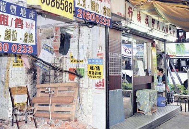 上水龍琛路一間找換店,昨日凌晨遭賊匪鑿穿相連空舖的牆壁,潛入店內爆竊。(林錫禮攝)牆壁由紅磚頭砌成,容易被鑿穿;而找換店內的木門則設有密碼鎖,以防賊人走近櫃枱。圖中穿粉紅衣者為找換店男店主。(屈俊樂攝)遭爆竊的找換店昨日停業,女店主劉小姐指摘鄰舖業主沒有鎖好鐵閘,令賊人可鑿穿牆壁爆竊。(屈俊樂攝) 上水龍琛路一間找換店,昨日凌晨遭賊匪鑿穿相連空舖的牆壁,潛入店內爆竊。(林錫禮攝)牆壁由紅磚頭砌成,容易被鑿穿;而找換店內的木門則設有密碼鎖,以防賊人走近櫃枱。圖中穿粉紅衣者為找換店男店主。(屈俊樂攝)遭爆竊的找換店昨日停業,女店主劉小姐指摘鄰舖業主沒有鎖好鐵閘,令賊人可鑿穿牆壁爆竊。(屈俊樂攝)