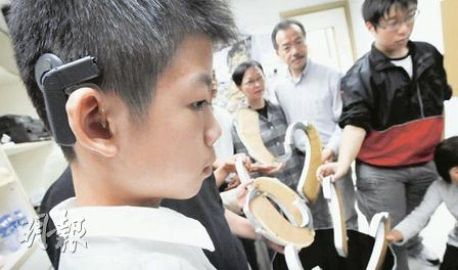 現時教育局外判供應商所提供的助聽器主要為掛耳式及耳道式,僅有兩三款可供選擇,且質素較差,雜音及噪音亦相當多。圖中小孩所戴為其中一款掛耳式助聽器。(葉漢華攝)教育局所提供的助聽器(左)與市面上的高級助聽器(右)外表無異,但高級助聽器的雜音、噪音較少,部分更有防水功能。前者售價一般為8000元以下,後者則需1萬至近3萬元。(葉漢華攝) 現時教育局外判供應商所提供的助聽器主要為掛耳式及耳道式,僅有兩三款可供選擇,且質素較差,雜音及噪音亦相當多。圖中小孩所戴為其中一款掛耳式助聽器。(葉漢華攝)教育局所提供的助聽器(左)與市面上的高級助聽器(右)外表無異,但高級助聽器的雜音、噪音較少,部分更有防水功能。前者售價一般為8000元以下,後者則需1萬至近3萬元。(葉漢華攝)