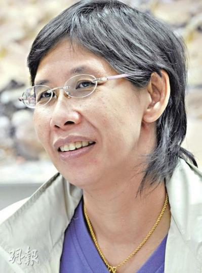 四姐的兒子過去佩戴由教育局所提供的助聽器,一直未能聽明白課堂內容。後來換上由慈善基金送贈的高級助聽器後,兒子對聲音的敏感度大增,數學科亦見進步。 (葉漢華攝) 四姐的兒子過去佩戴由教育局所提供的助聽器,一直未能聽明白課堂內容。後來換上由慈善基金送贈的高級助聽器後,兒子對聲音的敏感度大增,數學科亦見進步。 (葉漢華攝)