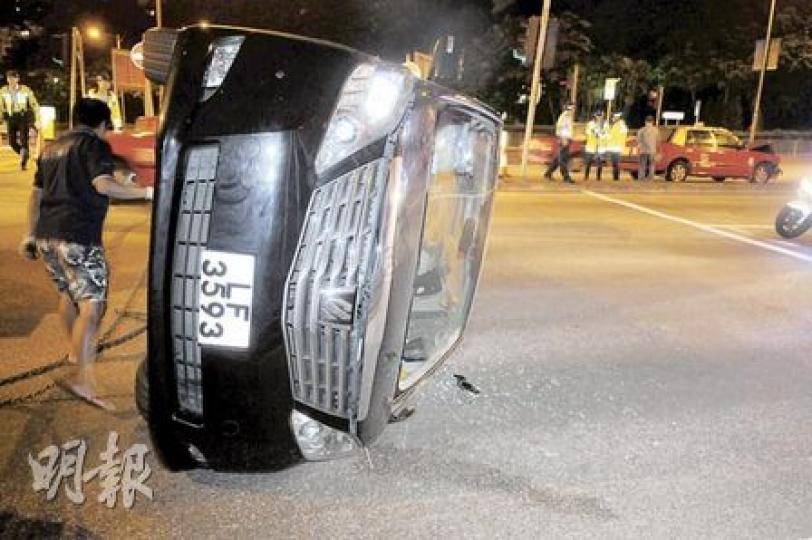 豐田Alphard七人車剛由常興街駛出培正道，即被的士（圖右）撞至翻側，車身損毁嚴重。（蔡方山攝）培正道車禍中，的士司機（左）聲稱應女乘客要求先轉彎再直駛，結果失事撞車，的士車頭損毁嚴重。（蔡方山攝）