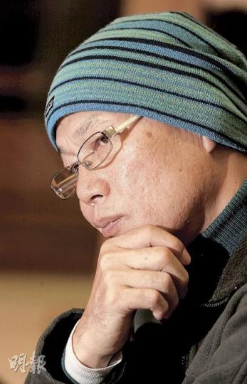 羅家英因感冒菌入侵神經線而患上貝爾氏麻痺,但他一向牙齒當金使,今次訪問仍如期進行。(劉焌陶攝) 羅家英因感冒菌入侵神經線而患上貝爾氏麻痺,但他一向牙齒當金使,今次訪問仍如期進行。(劉焌陶攝)