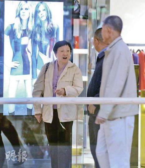 鄧小平女兒鄧榕(左)及女婿賀平(右)等人昨日在金鐘逛太古廣場,但逛了個多小時仍無收穫。(劉焌陶攝) 鄧小平女兒鄧榕(左)及女婿賀平(右)等人昨日在金鐘逛太古廣場,但逛了個多小時仍無收穫。(劉焌陶攝)