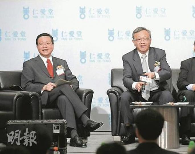 華懋慈善基金主席龔仁心(右)認為,做善事對建立和諧社會有一定作用,「每次都質疑(做善事)背後的原因,很不公平」。圖左為香港教育學院校長張炳良。(葉漢華攝) 華懋慈善基金主席龔仁心(右)認為,做善事對建立和諧社會有一定作用,「每次都質疑(做善事)背後的原因,很不公平」。圖左為香港教育學院校長張炳良。(葉漢華攝)