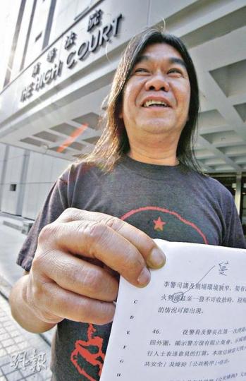 上訴人之一的「長毛」梁國雄到高院領取判辭,得悉敗訴依然展露招牌笑容,更指出判辭中有錯別字,「蔓延」寫作「漫延」。(林振東攝) 上訴人之一的「長毛」梁國雄到高院領取判辭,得悉敗訴依然展露招牌笑容,更指出判辭中有錯別字,「蔓延」寫作「漫延」。(林振東攝)