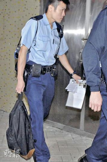 墮樓男生的書包遺在大廈天台,警員事後將之檢返警署作證物。(衛永康攝) 墮樓男生的書包遺在大廈天台,警員事後將之檢返警署作證物。(衛永康攝)