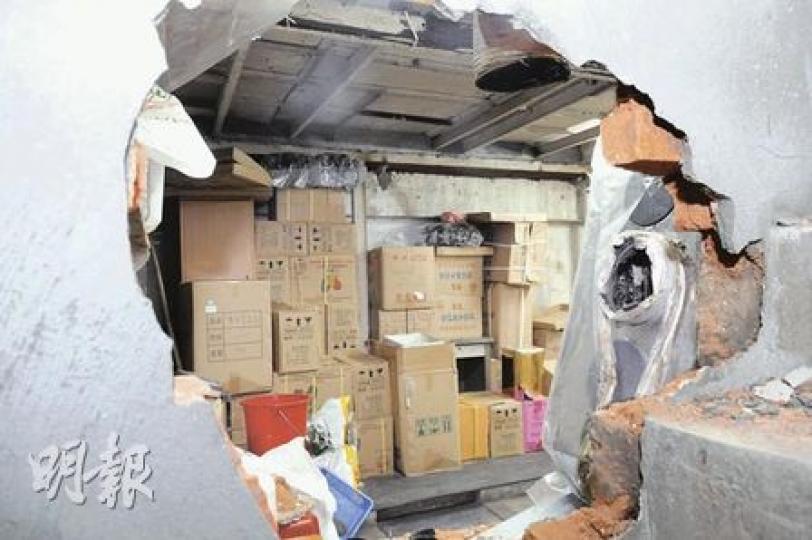 海味店舖面有不少防盜設施,但貨倉牆壁卻只是磚牆,結果被賊黨鑿開約1米闊大洞口潛入爆竊。(蔡方山攝)竊賊爆竊海味後,疑搬運大箱重貨時被壓傷大叫,驚動街坊報案,而大批賊贓則留在後巷,由警方及物主搬回店內。(蔡方山攝) 海味店舖面有不少防盜設施,但貨倉牆壁卻只是磚牆,結果被賊黨鑿開約1米闊大洞口潛入爆竊。(蔡方山攝)竊賊爆竊海味後,疑搬運大箱重貨時被壓傷大叫,驚動街坊報案,而大批賊贓則留在後巷,由警方及物主搬回店內。(蔡方山攝)