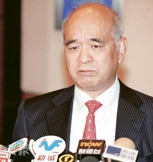 新世界發展董事總經理鄭家純昨日不單指治樓措施有「殺錯良民」之嫌,亦再提出要復建居屋,與政府大唱反調。(陳智良攝) 新世界發展董事總經理鄭家純昨日不單指治樓措施有「殺錯良民」之嫌,亦再提出要復建居屋,與政府大唱反調。(陳智良攝)