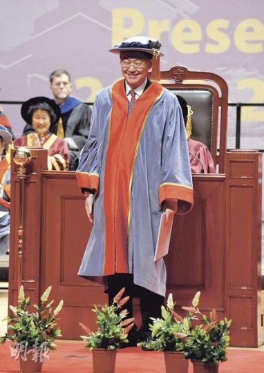 中原集團主席施永青,昨日獲嶺南大學頒授榮譽院士。他預期未來幾個月,部分短炒者急於沽貨,樓價會下跌5至8%。但市場仍然有大量資金尋找投資機會,物業會繼續被投資者追捧。(葉漢華攝) 中原集團主席施永青,昨日獲嶺南大學頒授榮譽院士。他預期未來幾個月,部分短炒者急於沽貨,樓價會下跌5至8%。但市場仍然有大量資金尋找投資機會,物業會繼續被投資者追捧。(葉漢華攝)
