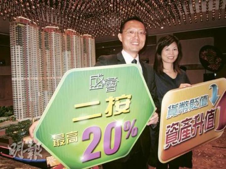 長實地產投資董事郭子威(左)強調,港府宣布收緊中、高價物業的按揭成數後,集團考慮為「盛薈」買家增二按成數至20%,冀協助買家入市,絕非要與港府「對着幹」。(林可為攝) 長實地產投資董事郭子威(左)強調,港府宣布收緊中、高價物業的按揭成數後,集團考慮為「盛薈」買家增二按成數至20%,冀協助買家入市,絕非要與港府「對着幹」。(林可為攝)