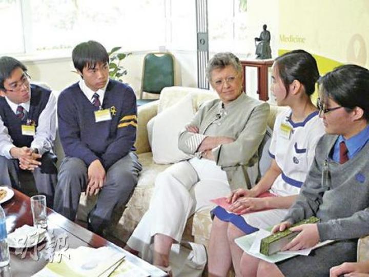 2008年諾貝爾醫學獎得主弗朗索瓦絲•巴爾─西諾西(中)昨與20多名本港學生對談,並聆聽他們的未來目標。她鼓勵學生多閱讀和到世界各地擴闊視野,亦不要被科技限制個人思維。(鄭穎瑩攝) 2008年諾貝爾醫學獎得主弗朗索瓦絲•巴爾─西諾西(中)昨與20多名本港學生對談,並聆聽他們的未來目標。她鼓勵學生多閱讀和到世界各地擴闊視野,亦不要被科技限制個人思維。(鄭穎瑩攝)