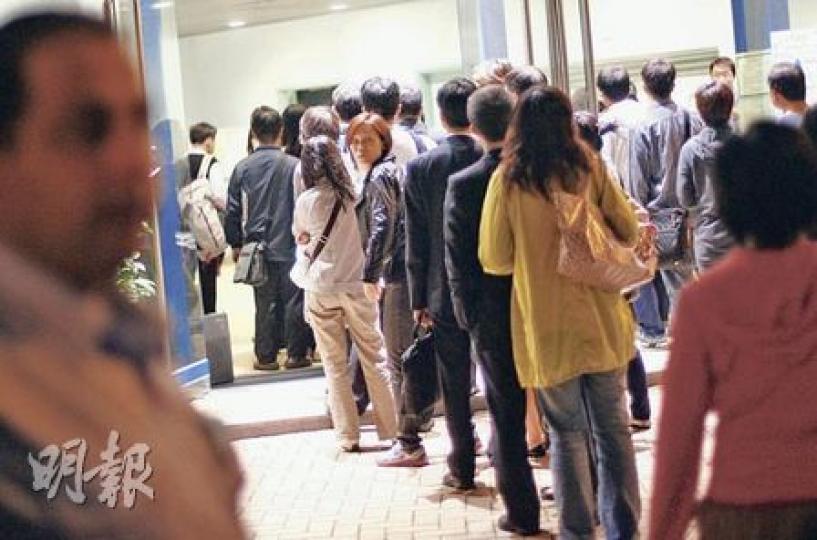 真道書院昨晚舉行兩小時家長會,向家長交代近日有關學校的報道,吸引中、小學逾600名家長出席,校方規定每個家庭只可有一個代表出席。(林振東攝) 真道書院昨晚舉行兩小時家長會,向家長交代近日有關學校的報道,吸引中、小學逾600名家長出席,校方規定每個家庭只可有一個代表出席。(林振東攝)