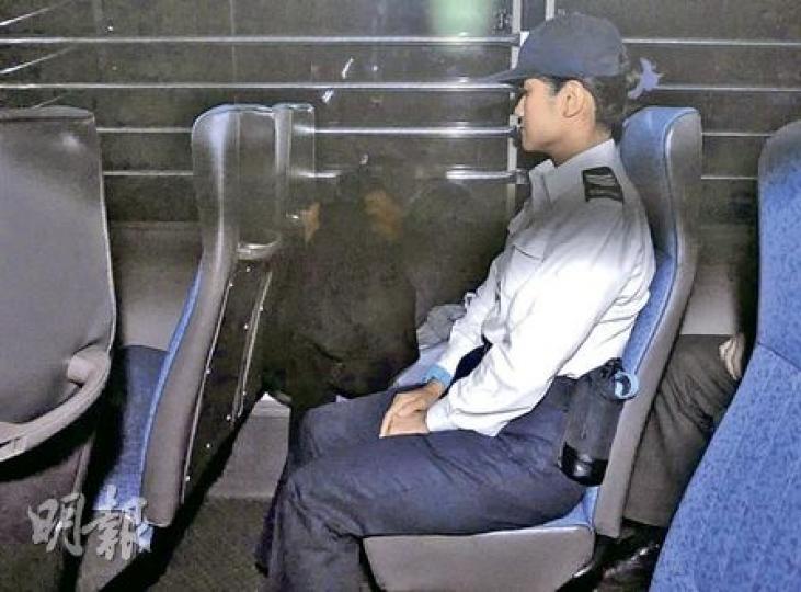 與子女一起燒炭而令子女死去的被告利鳳儀,昨被陪審團以7比0一致裁定兩項謀殺罪名均不成立,但兩項誤殺罪成,押後判刑,隨即由囚車押走。利鳳儀的「丈夫」李錦士昨並沒有往法庭聽審。(何家達攝) 與子女一起燒炭而令子女死去的被告利鳳儀,昨被陪審團以7比0一致裁定兩項謀殺罪名均不成立,但兩項誤殺罪成,押後判刑,隨即由囚車押走。利鳳儀的「丈夫」李錦士昨並沒有往法庭聽審。(何家達攝)
