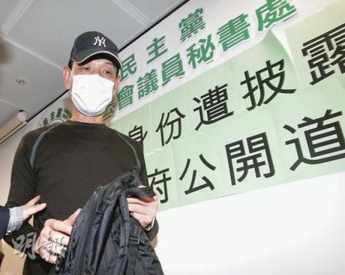 化名「洛克7號」的廉署線人理應受「保護證人計劃」所保護,身分應保密,然而在2001年一宗假信用卡案,其身分遭在庭上被公開,自此受嚴重心理壓力,雖然他獲港府賠償35萬元,但他說只想要廉署道歉。(李紹昌攝) 化名「洛克7號」的廉署線人理應受「保護證人計劃」所保護,身分應保密,然而在2001年一宗假信用卡案,其身分遭在庭上被公開,自此受嚴重心理壓力,雖然他獲港府賠償35萬元,但他說只想要廉署道歉。(李紹昌攝)