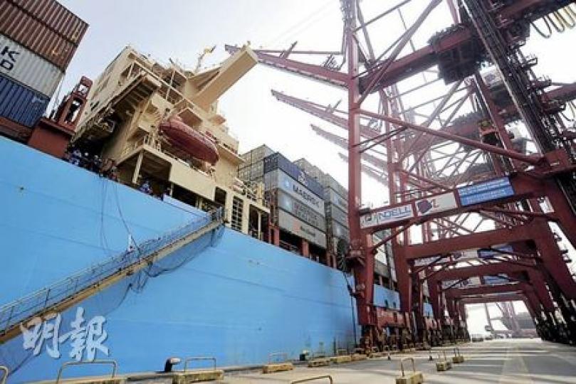 馬士基航運(Maersk Line)每年約有850貨櫃船次抵港,估計轉換低硫柴油後可減八成的硫及微粒排放。(葉漢華攝)丹麥王子約阿基姆(Prince Joachim,左起)、環境局長邱騰華及馬士基集團華南區域銷售高級總監霍滿挺,昨在馬士基航運的船上參與啟動轉換低硫柴油儀式。(葉漢華攝) 馬士基航運(Maersk Line)每年約有850貨櫃船次抵港,估計轉換低硫柴油後可減八成的硫及微粒排放。(葉漢華攝)丹麥王子約阿基姆(Prince Joachim,左起)、環境局長邱騰華及馬士基集團華南區域銷售高級總監霍滿挺,昨在馬士基航運的船上參與啟動轉換低硫柴油儀式。(葉漢華攝)