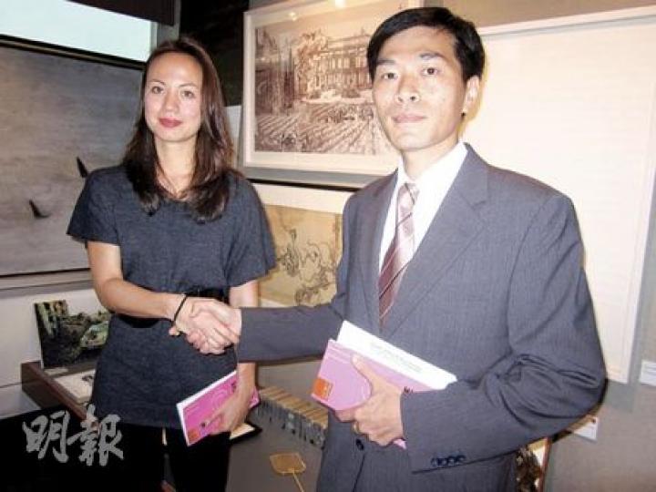 會德豐董事黃光耀（右）在出席「亞洲藝術文獻庫」的籌款活動後表示，樓價短線雖有機會下調近一成，但估計整體市况在2、3個月後，將回復正常。（林可為攝）