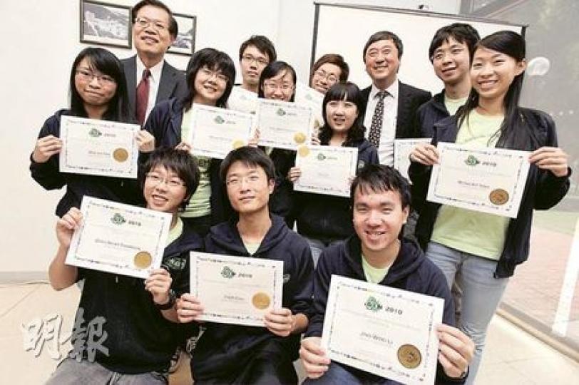 中大校長沈祖堯(後排右三)和理學院院長伍灼耀(後排左一)頒發證書予一眾參與研究的得獎學生,並邀請他們聖誕節到校長府共進晚宴以示獎勵。(何家達攝) 中大校長沈祖堯(後排右三)和理學院院長伍灼耀(後排左一)頒發證書予一眾參與研究的得獎學生,並邀請他們聖誕節到校長府共進晚宴以示獎勵。(何家達攝)