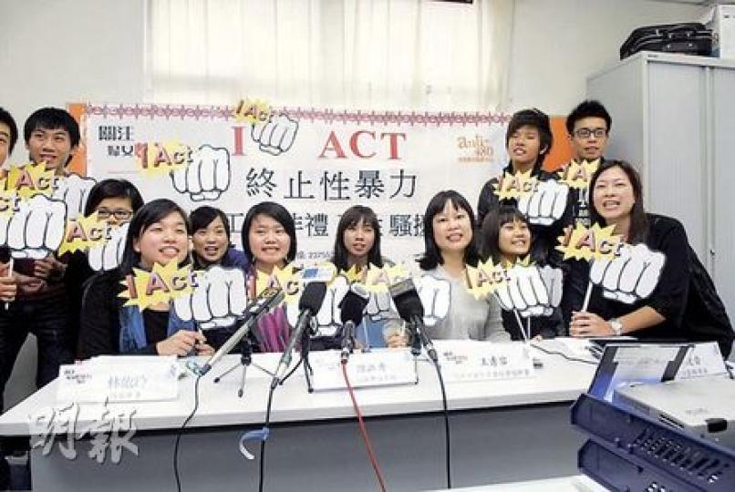 今日是國際消除暴力對待婦女日。理工大學設計系學生創作了宣傳短片,鼓勵公眾目擊非禮等事故時應向當事人伸出援手。(陳淑安攝)
今日是國際消除暴力對待婦女日。理工大學設計系學生創作了宣傳短片,鼓勵公眾目擊非禮等事故時應向當事人伸出援手。(陳淑安攝)