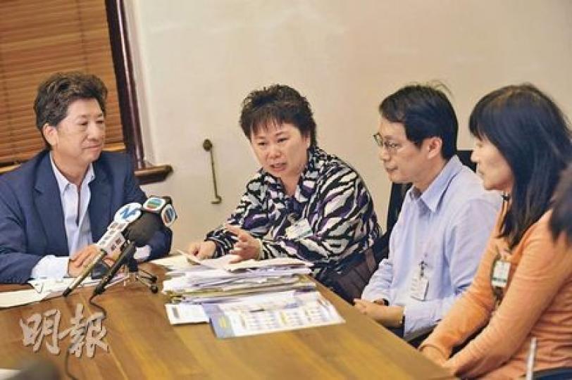 公民黨湯家驊(左)聯同一批不滿子女未獲選拔出征亞運的運動員家長召開記者會,批評選拔制度黑箱作業。(葉漢華攝) 公民黨湯家驊(左)聯同一批不滿子女未獲選拔出征亞運的運動員家長召開記者會,批評選拔制度黑箱作業。(葉漢華攝)