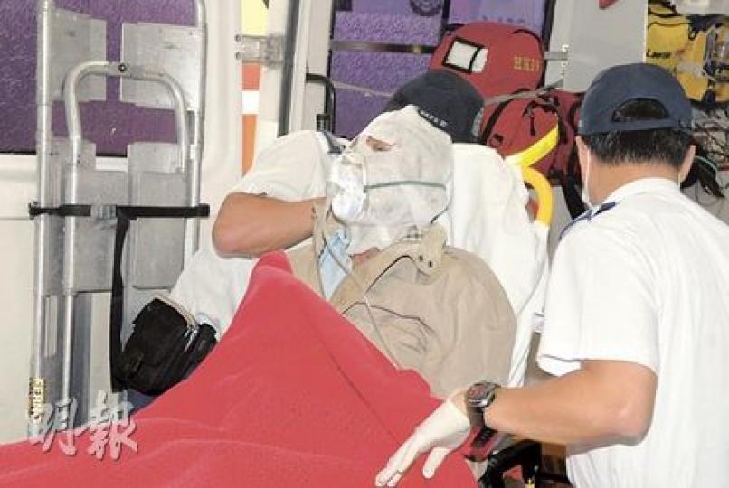 在東丫村家門外化糞池井口燒垃圾,疑意外導致井內沼氣一併爆炸,72歲陳伯頭臉灼傷。(蘇偉明攝) 在東丫村家門外化糞池井口燒垃圾,疑意外導致井內沼氣一併爆炸,72歲陳伯頭臉灼傷。(蘇偉明攝)
