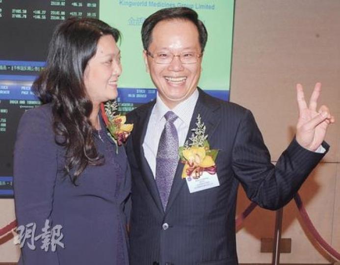 金活醫藥昨掛牌，較招股價升28%，公司主席趙利生（右）於上市儀式表示，滿意今早股價表現，感謝投資者捧場。左為趙太陳樂燊，也是公司的執行董事。（劉焌陶攝）