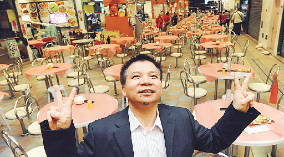 本身是大埔墟街市商戶協進會主席的張志強說,他們在投標前先抽籤,只是跟從舊制度,並無不誠實意圖。他昨日回到街市,舉起勝利手勢讓記者拍照,直言案件告終讓他鬆了一口氣,感覺「甩難」。(尹錦恩攝) 本身是大埔墟街市商戶協進會主席的張志強說,他們在投標前先抽籤,只是跟從舊制度,並無不誠實意圖。他昨日回到街市,舉起勝利手勢讓記者拍照,直言案件告終讓他鬆了一口氣,感覺「甩難」。(尹錦恩攝)