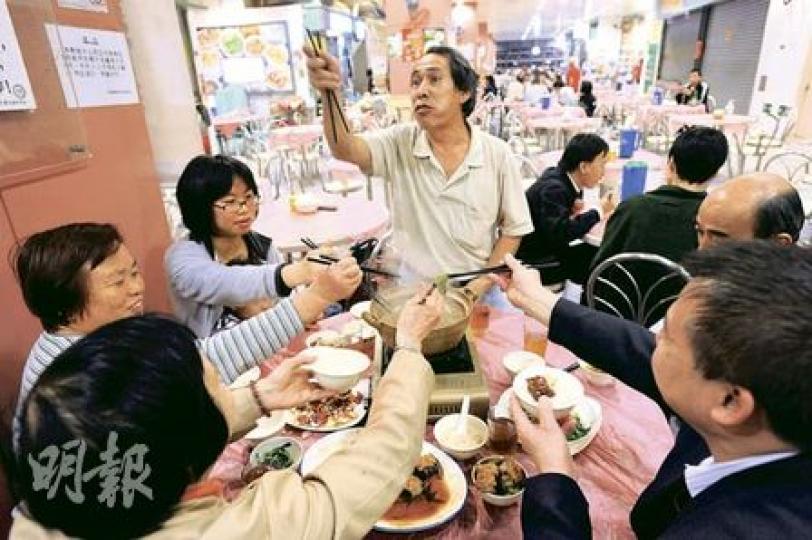 大埔墟街市17個熟食檔主終於重獲清白之身，部分商戶昨晚終於可以享受一頓「安樂茶飯」，享用熱辣辣的羊腩煲。（尹錦恩攝）