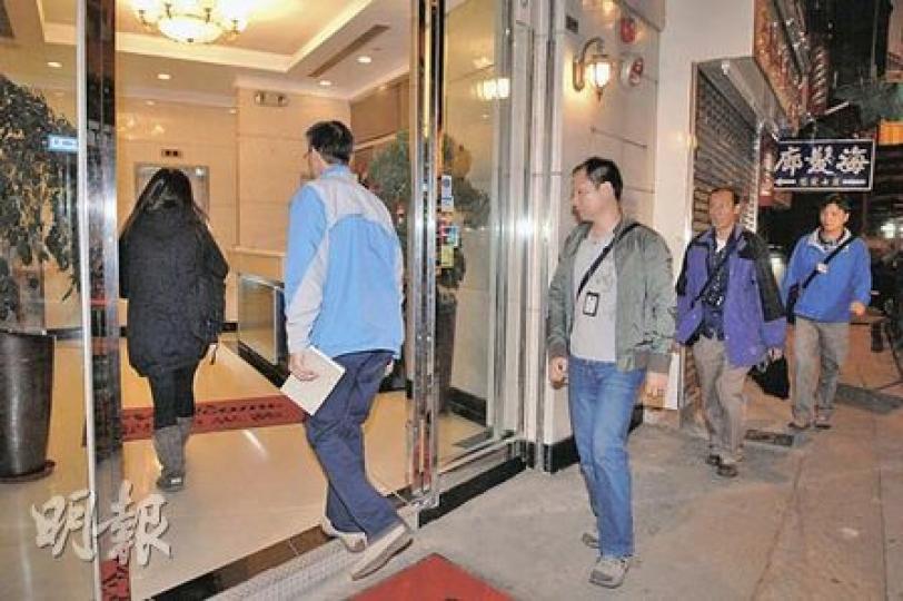 大批探員昨晚酒店調查，了解伏屍酒店房內的陳慧華死因有否可疑。（衛永康攝）