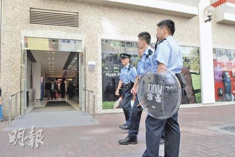 大批警員手持盾牌，在發生傷人的長發邨一帶搜捕疑人。（劉友光攝）遭道友用刀刺傷背部的事主（藍色外套者），外套後面染有小量血漬。（屈俊樂攝）