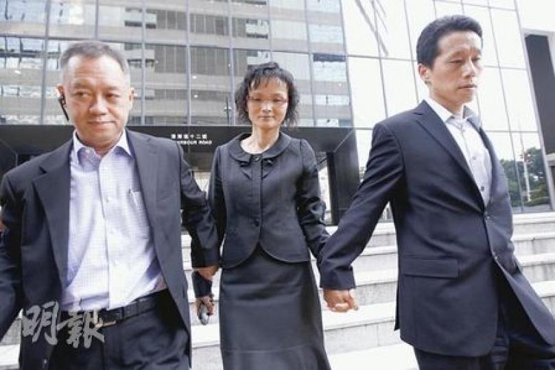 中銀個人理財主任張瑰瑰（中）否認以虛假陳述誘使銀行客戶投資迷債，昨日由兩名男子護送離開法庭。（李紹昌攝）事主蕭素珍供稱，被告向她宣稱迷債利息高，而且每3個月及半年派息，她深信不疑，兩度投資共6.5萬美元。她在庭上透露已獲賠償。（李紹昌攝）