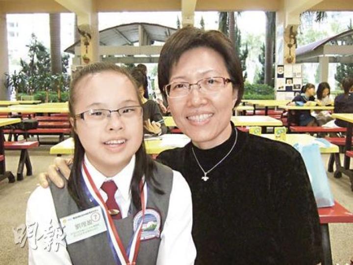 劉理盈(左)患有唐氏綜合症,成長路比常人艱難,她透過學習芭蕾舞,學懂面對挫敗,並略有成績。負責照顧女兒的劉太(右)從沒放棄,她相信「1次不成功便試足10次」。(林景輝攝) 劉理盈(左)患有唐氏綜合症,成長路比常人艱難,她透過學習芭蕾舞,學懂面對挫敗,並略有成績。負責照顧女兒的劉太(右)從沒放棄,她相信「1次不成功便試足10次」。(林景輝攝)
