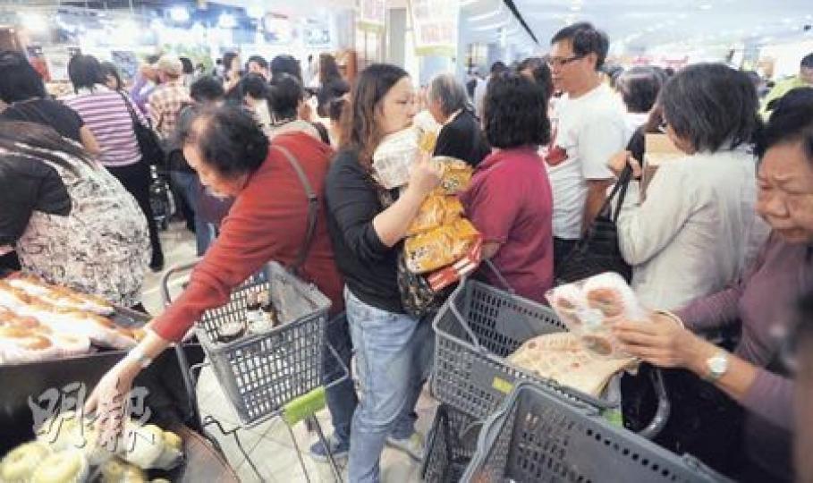 昨起一連5天大減價的一田百貨，開門前已有約3000人排隊，超市擠得水泄不通，付款亦要圍着貨架排長龍，隨時要等1.5小時。（余俊亮攝）