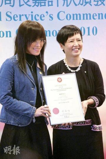 觀塘官立中學教師袁家怡(左),以「吃喝玩樂」為教學宗旨,贏得學生友誼之餘,昨日更在公務員事務局長俞宗怡(右)手中接過公務員嘉許獎。(郭慶輝攝) 觀塘官立中學教師袁家怡(左),以「吃喝玩樂」為教學宗旨,贏得學生友誼之餘,昨日更在公務員事務局長俞宗怡(右)手中接過公務員嘉許獎。(郭慶輝攝)