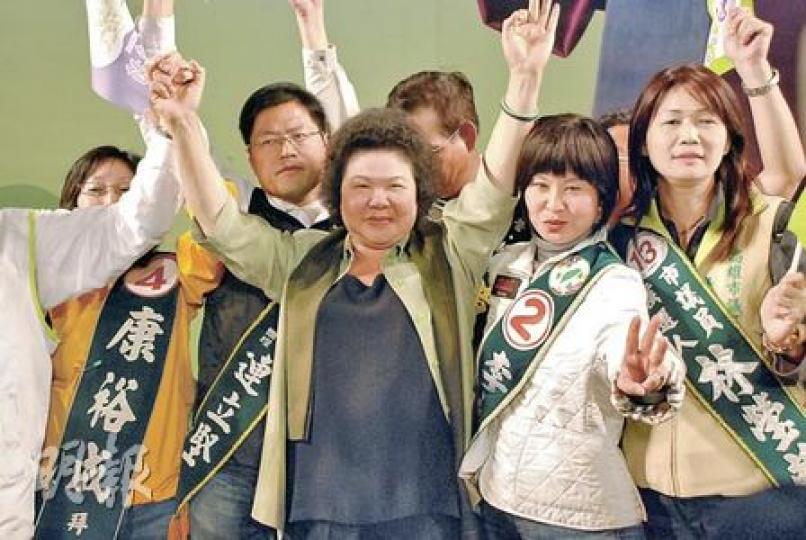 高雄民進黨選舉動員大會尾聲,候選人陳菊上台,掀起高潮。(陳子凌攝) 高雄民進黨選舉動員大會尾聲,候選人陳菊上台,掀起高潮。(陳子凌攝)