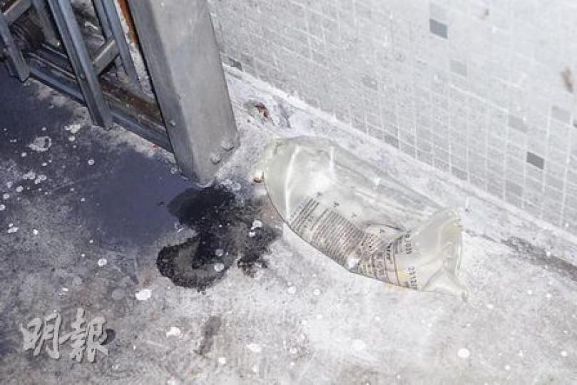 肇事單位大門地下,事後留下救護人員替事主清洗的藥水膠袋。(梁琬珊攝) 肇事單位大門地下,事後留下救護人員替事主清洗的藥水膠袋。(梁琬珊攝)
