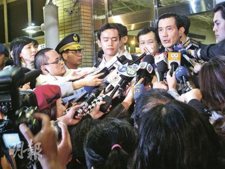 馬英九前晚到醫院看望連勝文,近百記者將他圍住,警察並無阻攔。(陳小強攝) 馬英九前晚到醫院看望連勝文,近百記者將他圍住,警察並無阻攔。(陳小強攝)