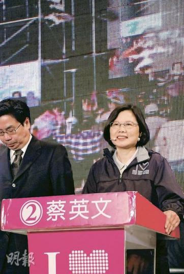聽到支持者喊「選總統」,高票落選的民進黨主席蔡英文(右)笑了。(陳子凌攝) 聽到支持者喊「選總統」,高票落選的民進黨主席蔡英文(右)笑了。(陳子凌攝)