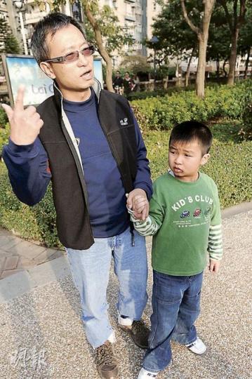 美孚居民楊先生表示,草地被踐踏時容易損壞,多外傭時又被坐至「光頭」,對於公園範圍內不准踏單車、打球,指公園內多小孩,而公園旁也有球場,同意相關限制。(何家達攝) 美孚居民楊先生表示,草地被踐踏時容易損壞,多外傭時又被坐至「光頭」,對於公園範圍內不准踏單車、打球,指公園內多小孩,而公園旁也有球場,同意相關限制。(何家達攝)