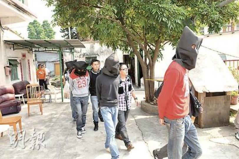 警方在元朗廈村新圍搗破毒品包裝中心,拘捕7名男子,部分有黑幫背景,年紀最小的只有17歲,全數帶返警署扣查。(林錫禮攝)警方在屋村內檢獲5.75公斤K仔,部分使用普洱和鐵觀音(圖)等茶葉包裝,以圖掩飾。(林錫禮攝) 警方在元朗廈村新圍搗破毒品包裝中心,拘捕7名男子,部分有黑幫背景,年紀最小的只有17歲,全數帶返警署扣查。(林錫禮攝)警方在屋村內檢獲5.75公斤K仔,部分使用普洱和鐵觀音(圖)等茶葉包裝,以圖掩飾。(林錫禮攝)