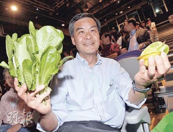 行政會議召集人梁振英昨早在家中摘下一些親手種植的菜和楊桃,送贈予保育人士朱凱迪。(李紹昌攝) 行政會議召集人梁振英昨早在家中摘下一些親手種植的菜和楊桃,送贈予保育人士朱凱迪。(李紹昌攝)