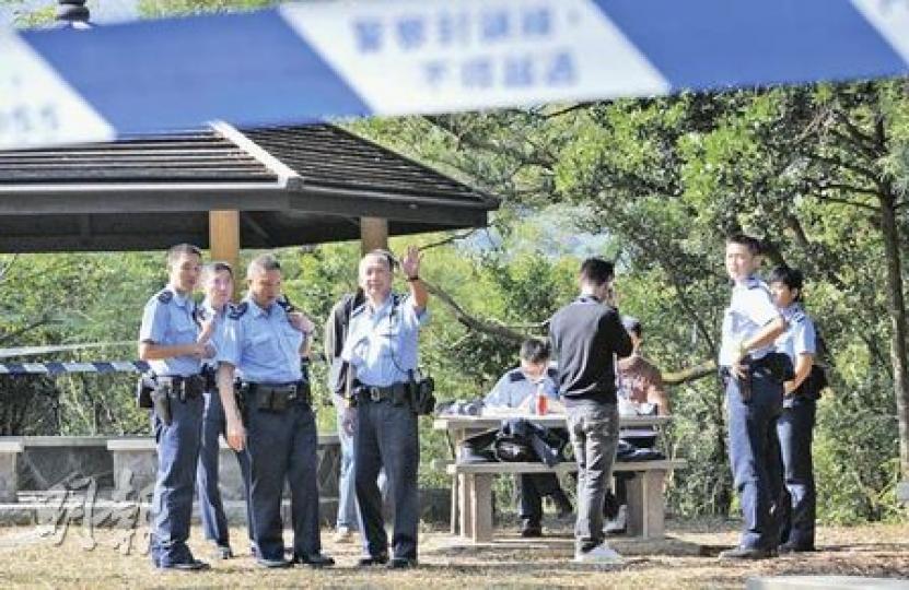 城門郊野公園一處山坡昨早發現一具赤裸女屍,大批警員在現場附近蒐證。(林錫禮攝) 城門郊野公園一處山坡昨早發現一具赤裸女屍,大批警員在現場附近蒐證。(林錫禮攝)