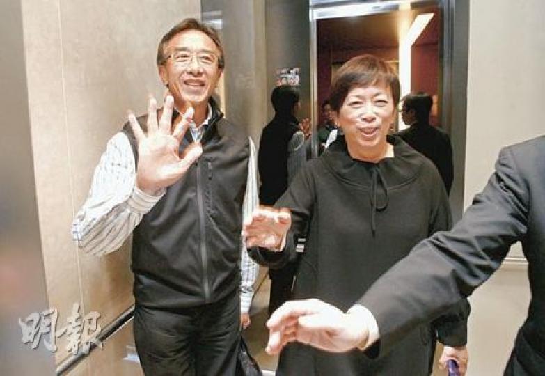 自由黨前主席田北俊(左)和前副主席周梁淑怡(右)昨日正式「回朝」,出席黨內集思會,田在離開時拒評是否會擔任黨魁。(林振東攝) 自由黨前主席田北俊(左)和前副主席周梁淑怡(右)昨日正式「回朝」,出席黨內集思會,田在離開時拒評是否會擔任黨魁。(林振東攝)