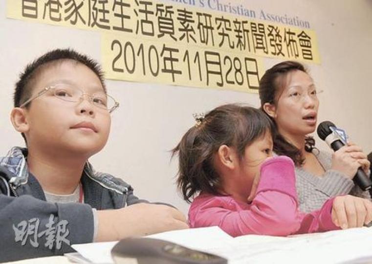 何太(右)表示,因女兒患過度活躍症和讀寫障礙,夫婦在子女管教問題上常有摩擦。其後丈夫抽更多時間和家人一起吃早餐,並陪子女走路上學,珍惜相聚時間,有助減少家庭摩擦。(劉焌陶攝) 何太(右)表示,因女兒患過度活躍症和讀寫障礙,夫婦在子女管教問題上常有摩擦。其後丈夫抽更多時間和家人一起吃早餐,並陪子女走路上學,珍惜相聚時間,有助減少家庭摩擦。(劉焌陶攝)