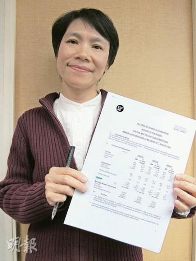 鄭秀娟和一批家長組成關注組,促請英基停止增加15所資助中小學的學費,但在與英基管理層的會議中被拒絕,她展示英基財政報告,顯示每年盈餘約7000至9000萬元,無理由再加學費,她認為中產家長也難以負擔。(彭美芳攝) 鄭秀娟和一批家長組成關注組,促請英基停止增加15所資助中小學的學費,但在與英基管理層的會議中被拒絕,她展示英基財政報告,顯示每年盈餘約7000至9000萬元,無理由再加學費,她認為中產家長也難以負擔。(彭美芳攝)