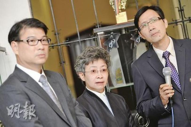 德望校監阮嫣玲修女(中)及署理校長周志洪(右)強調,投資股票只佔總儲備不多於兩成,該校轉為直資後從未申請增加學費,而教師和設備卻不斷增加,最終受惠的都是學生。家長教師會主席林泰榮(左)表示支持校方的解釋。(尹錦恩攝) 德望校監阮嫣玲修女(中)及署理校長周志洪(右)強調,投資股票只佔總儲備不多於兩成,該校轉為直資後從未申請增加學費,而教師和設備卻不斷增加,最終受惠的都是學生。家長教師會主席林泰榮(左)表示支持校方的解釋。(尹錦恩攝)